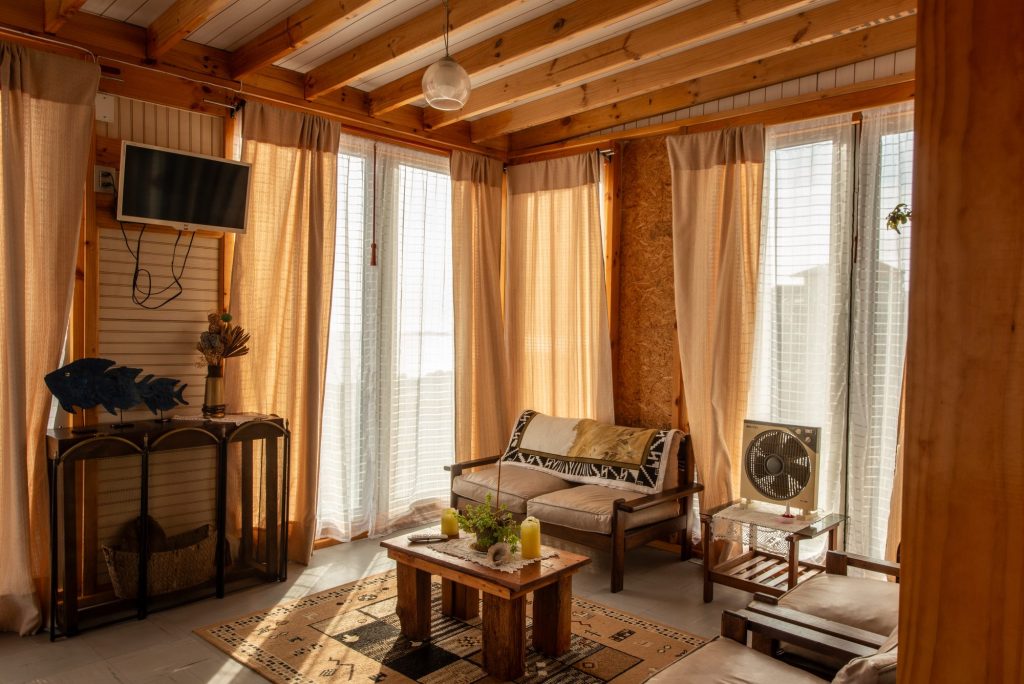 Living de la cabaña con muebles de madera