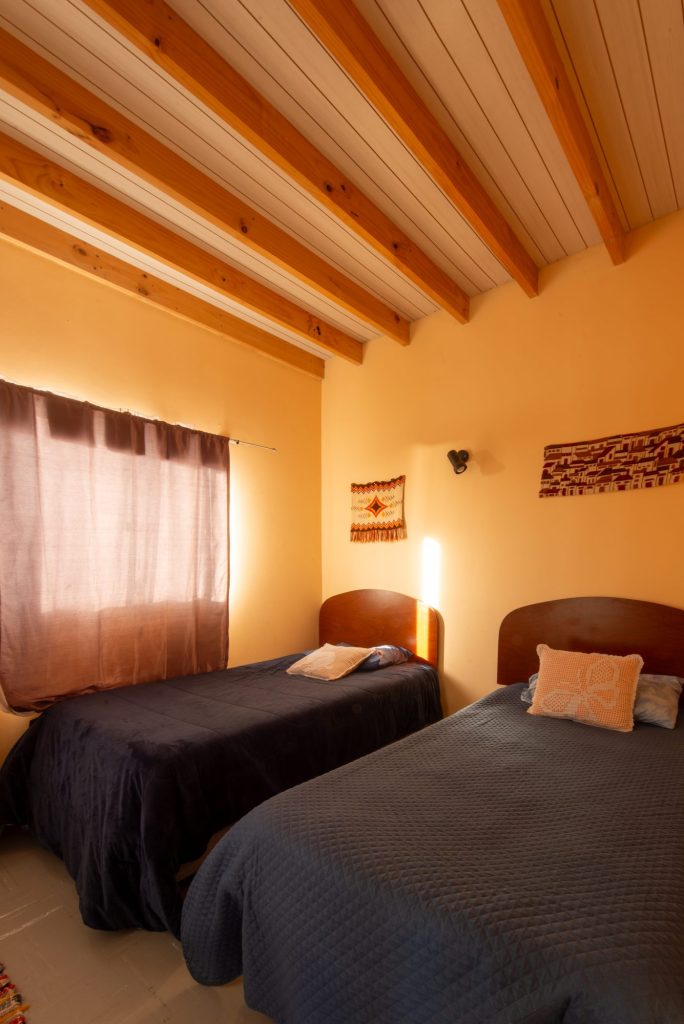 Dormitorio con cama de dos plazas