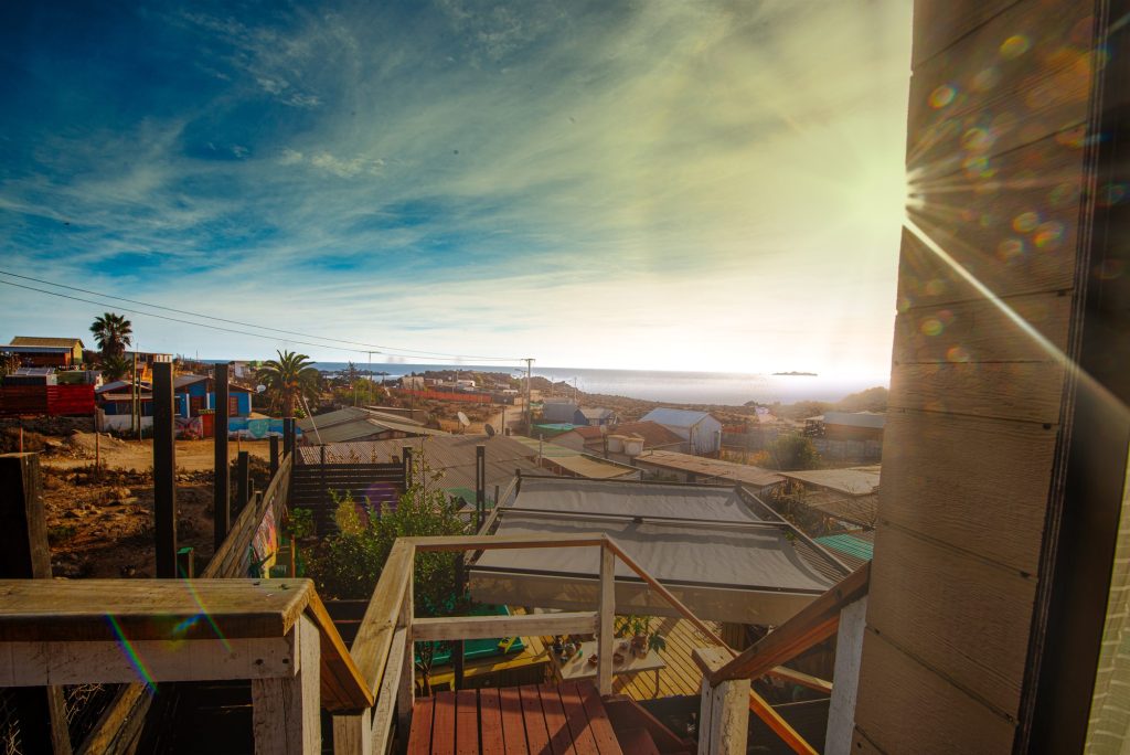 Terraza al atardecer con vista al pueblo y al mar
