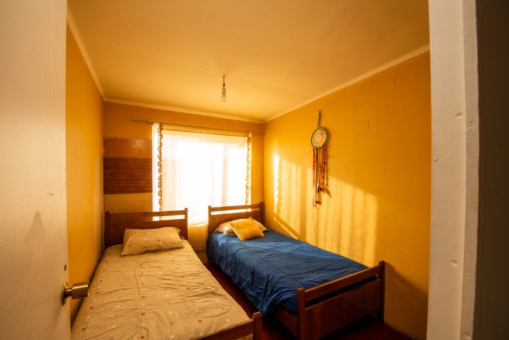Dormitorio con cama de plaza y media