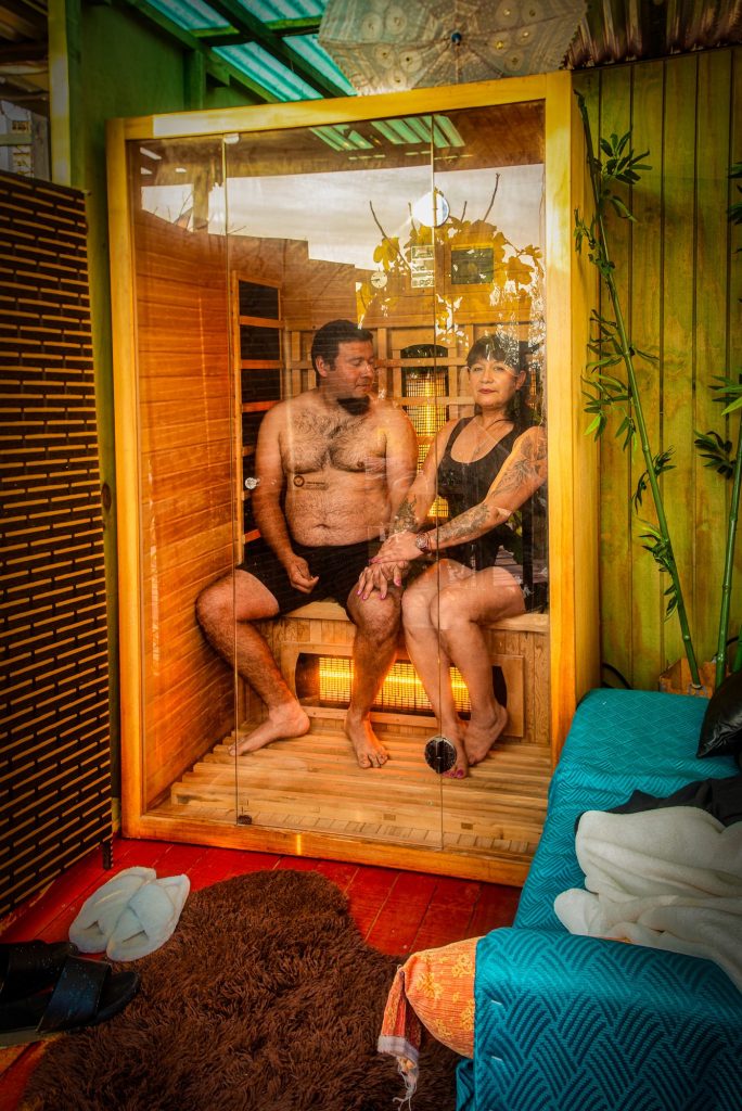 Pareja en el sauna de madera